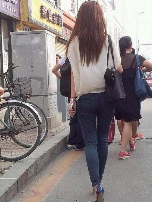 街拍视频牛仔裤大屁股,牛仔裤大屁股潮流趋势